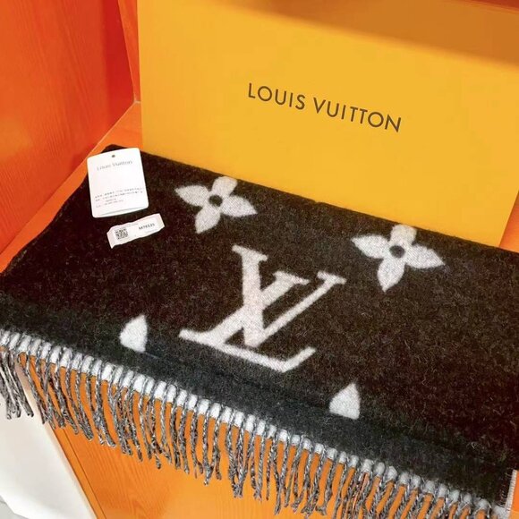 LOUIS VUITTON Cold Reykjavik Scarf - Picture 4 of 9